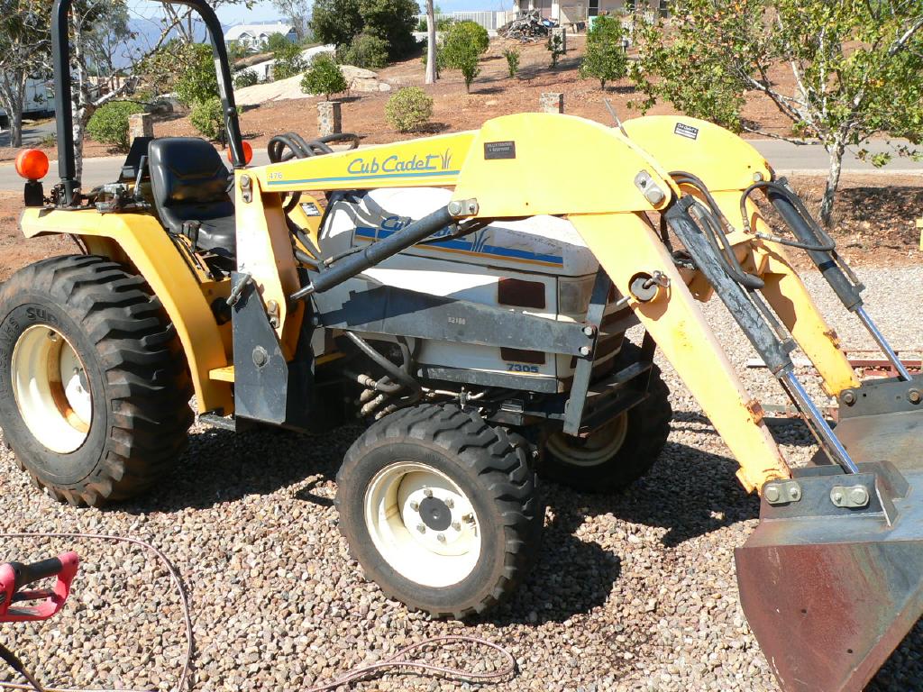 Cub Cadet 7305 with 476 Endloader